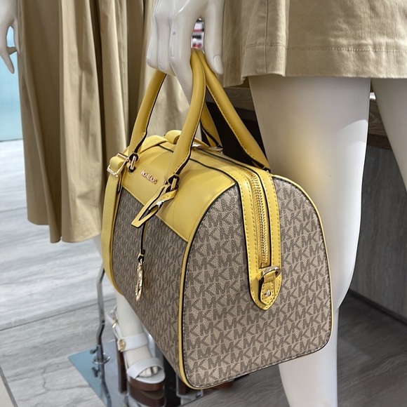 Michael Kors med Duffel Travel - Leather/Coated
35S2GTFU2B
DAFFODIL
MD DUFFLE - Picture 3 of 16